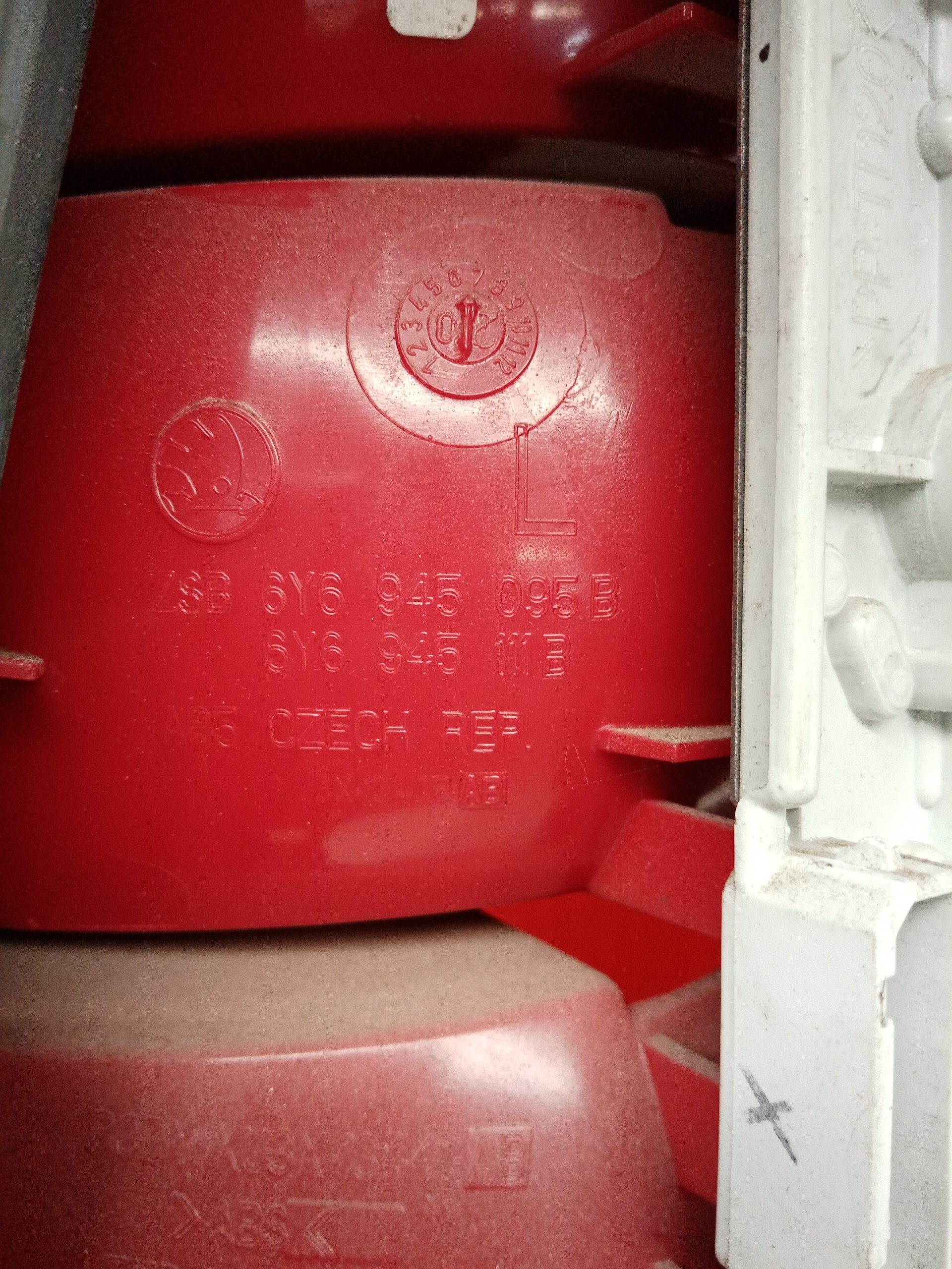 Farolim tras painel esquerdo SKODA FABIA I (6Y2) | 99 - 08 Imagem-2