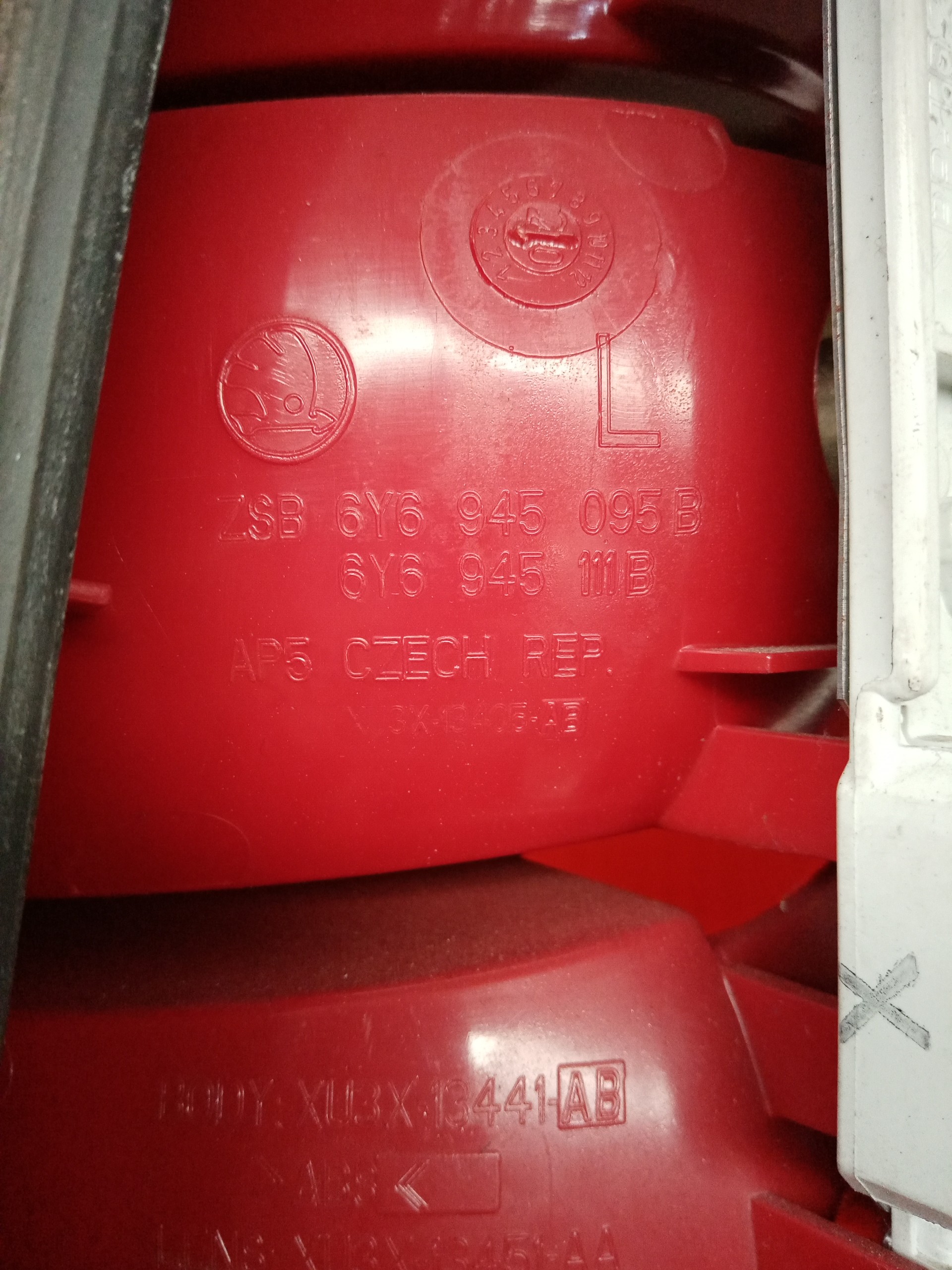 Farolim tras painel esquerdo SKODA FABIA I (6Y2) | 99 - 08 Imagem-2