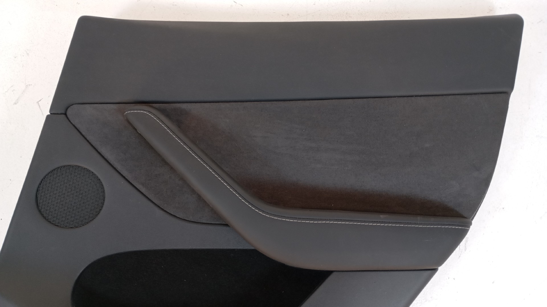 Quartela / Forra Porta Traseira Direita TESLA MODEL Y (5YJY) Imagem-1