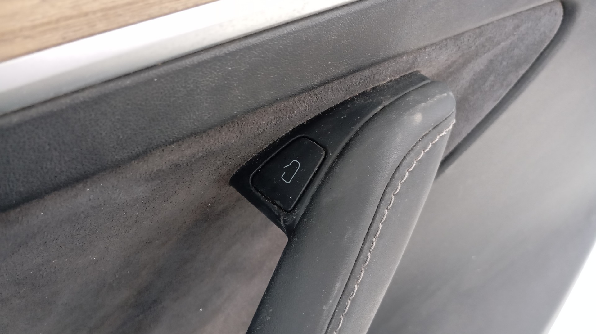 Quartela / Forra Porta Frente Esquerda TESLA MODEL Y (5YJY) Imagem-2