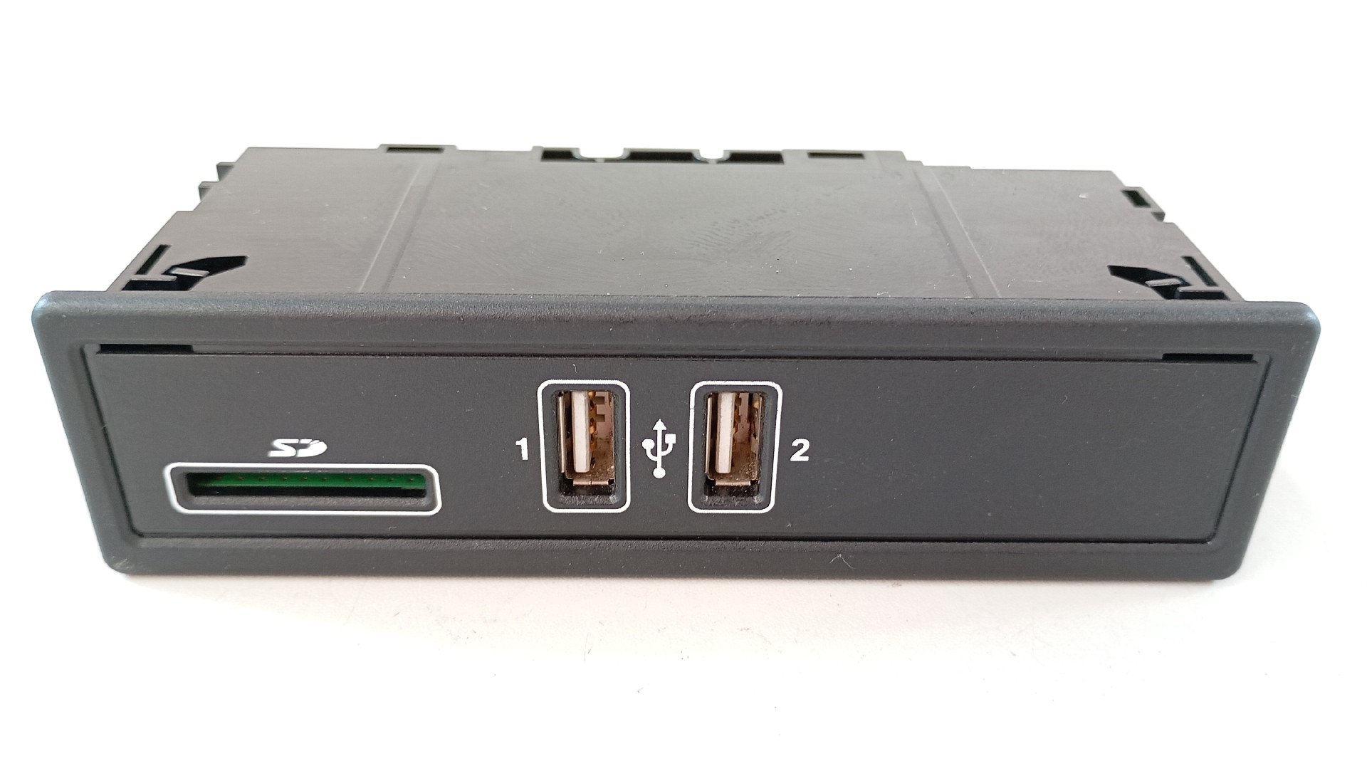 Porta USB Rádio MERCEDES-BENZ C-CLASS (W205) | 13 - 