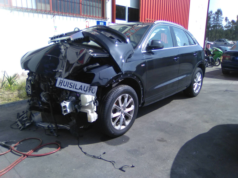 Q3  AUDI - ID V_V8009