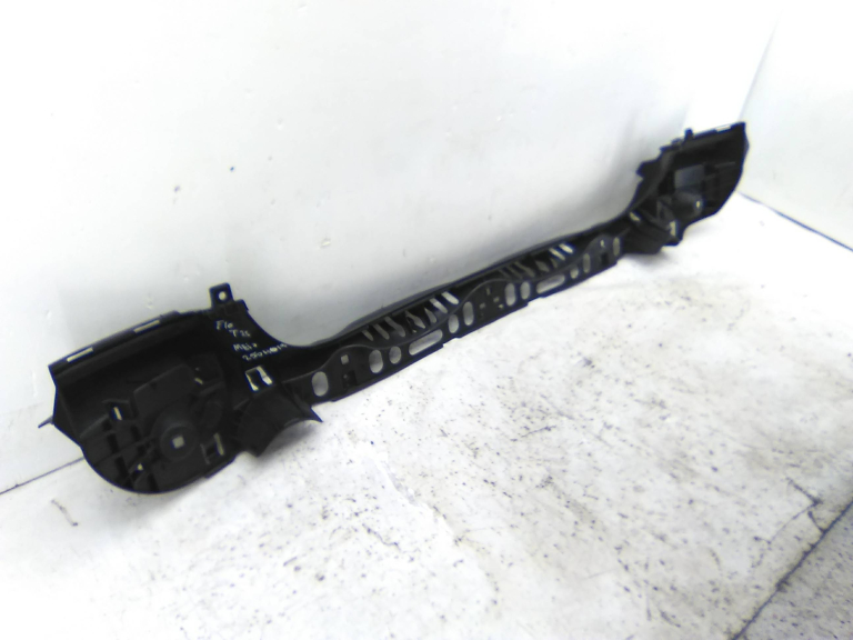 Guia / Encaixe Parachoques Trás Meio BMW 5 (F10) | 09 - 16 Imagem-5