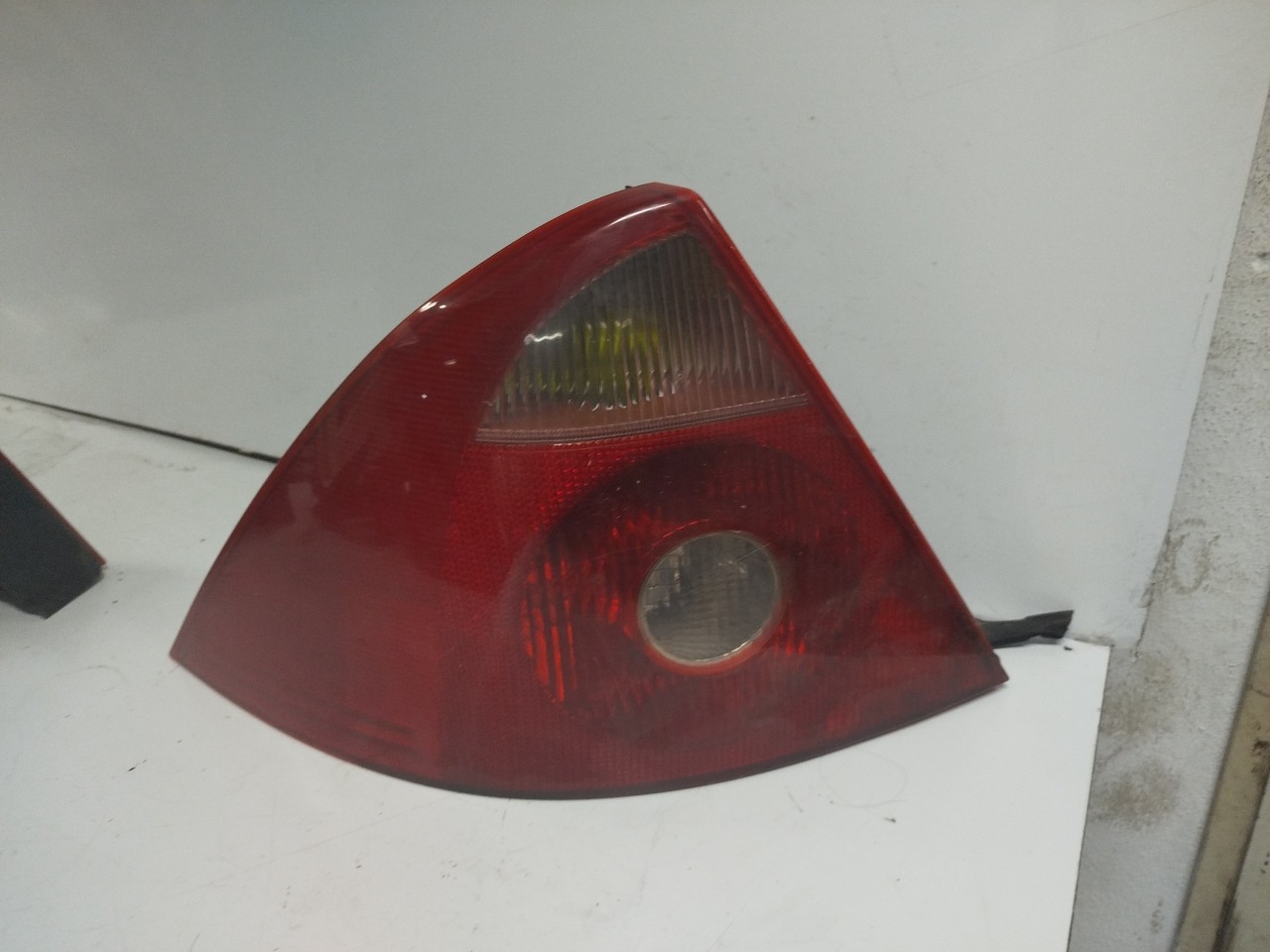 Farolim Stop Dto FORD MONDEO III três volumes  de 2000 a 2007