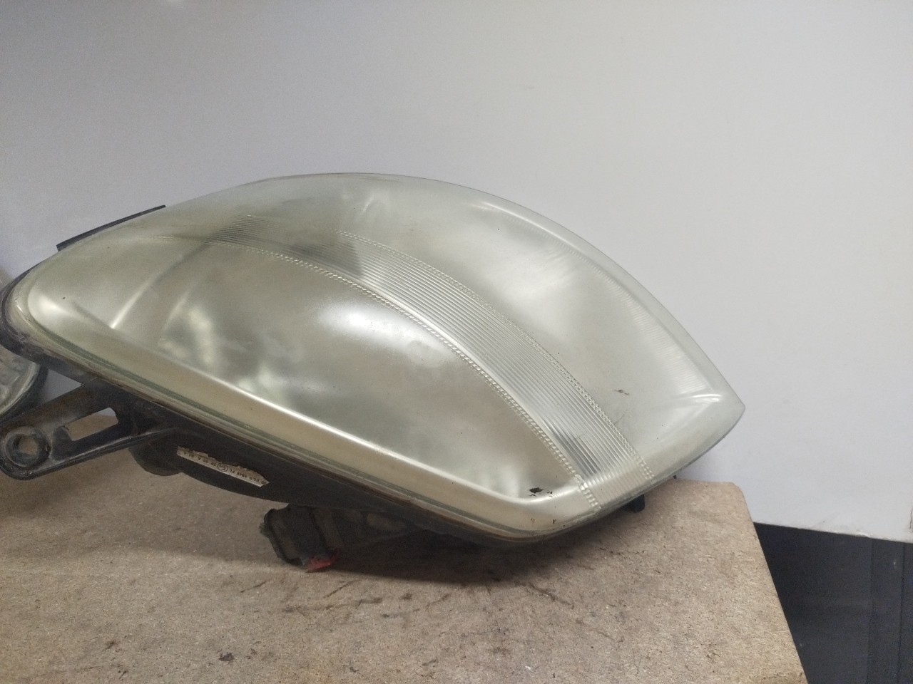 Farol/ Otica Dianteiro ESQ PEUGEOT PARTNER Caixa  de 1996 a 0
