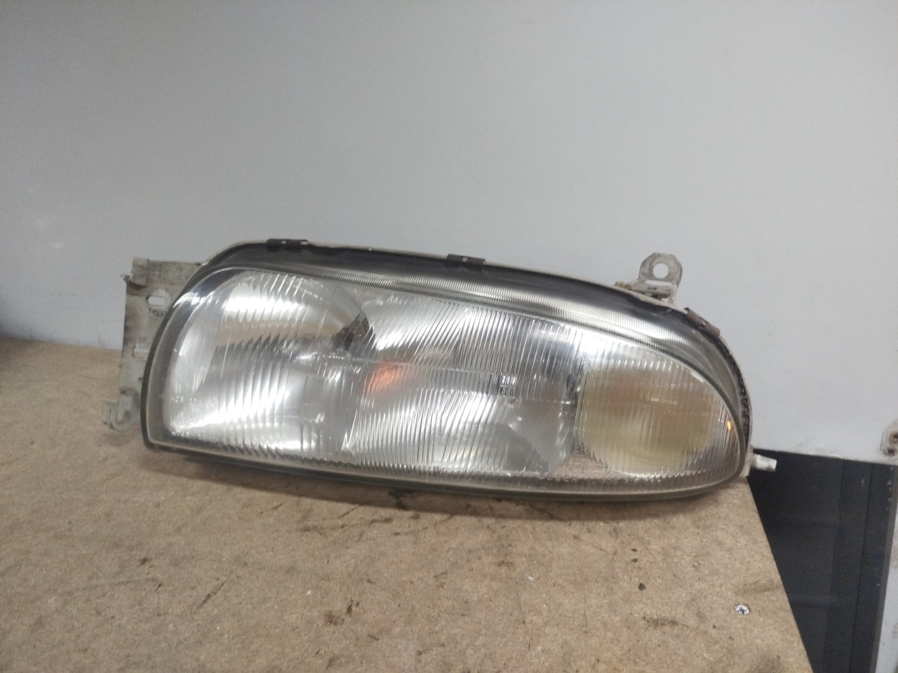 Farol/ Otica Dianteiro ESQ FORD FIESTA IV  de 1995 a 2002
