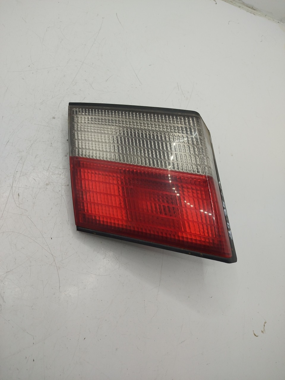 Farolim da Mala ESQ NISSAN PRIMERA  de 1996 a 2001