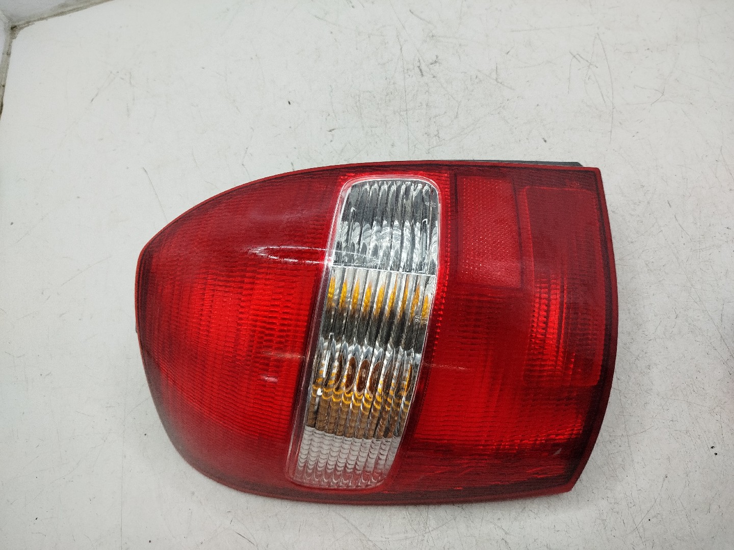 Farolim Stop Esq MAZDA 323 F VI  de 1998 a 2004