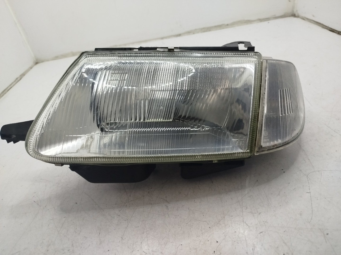 Farol/ Otica Dianteiro ESQ CITROEN SAXO  de 1996 a 2004