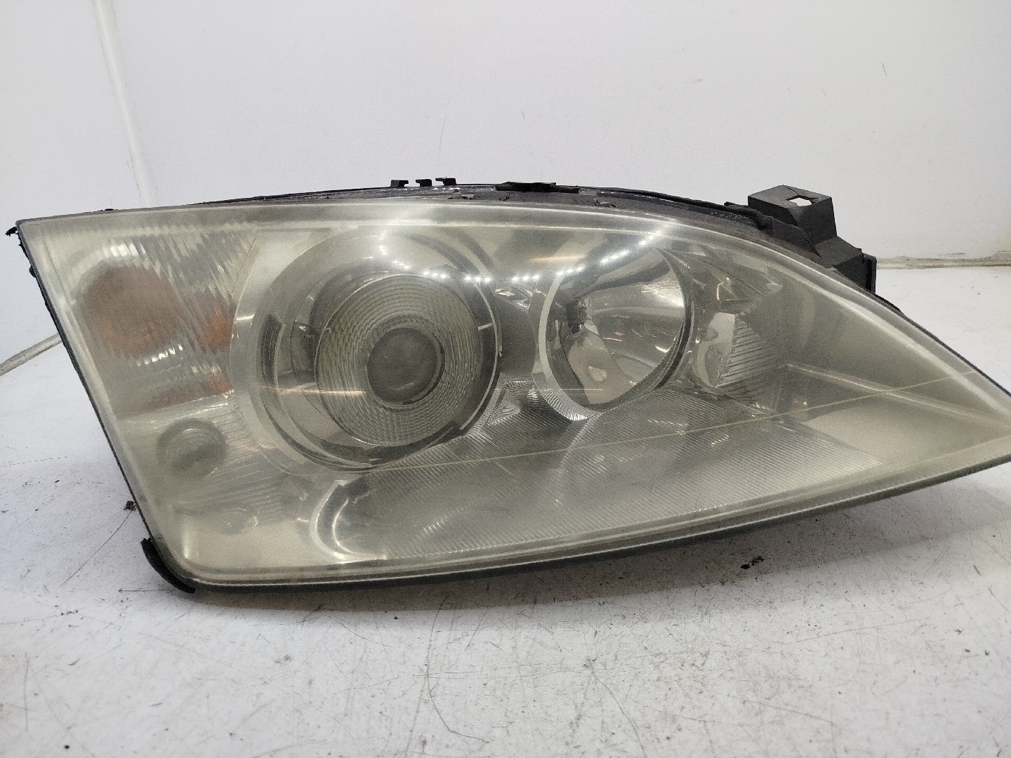 Farol/ Otica Dianteiro DTO FORD MONDEO III três volumes  de 2000 a 2007