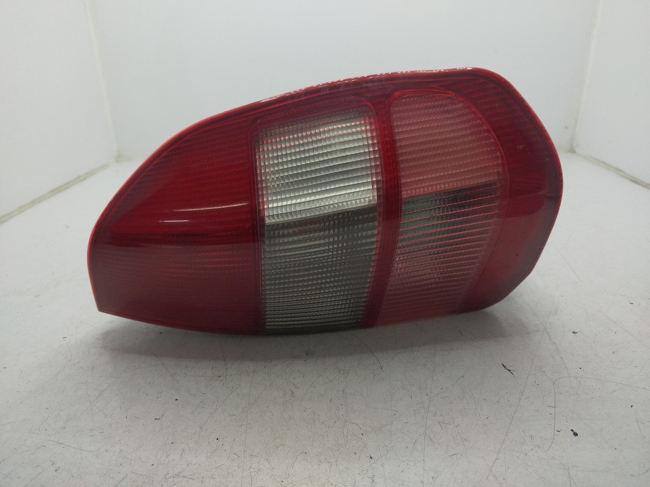 Farolim Stop Dto MITSUBISHI SPACE STAR Veículo multiuso  de 1998 a 2004