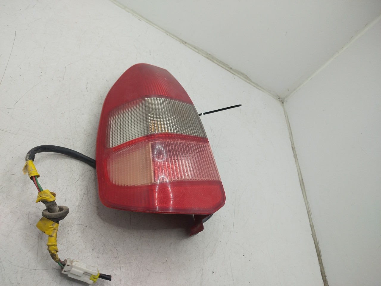 Farolim Stop Esq MITSUBISHI SPACE STAR Veículo multiuso  de 1998 a 2004
