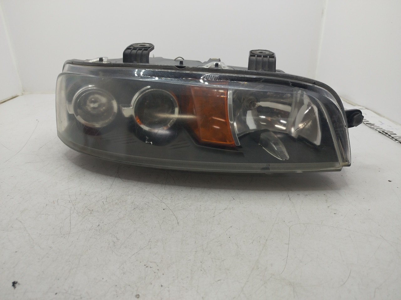 Farol/ Otica Dianteiro DTO FIAT PUNTO  de 1999 a 2012