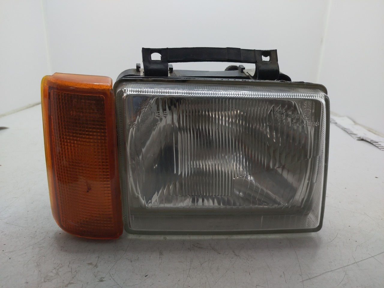 Farol/ Otica Dianteiro DTO OPEL CORSA A TR  de 1982 a 1993
