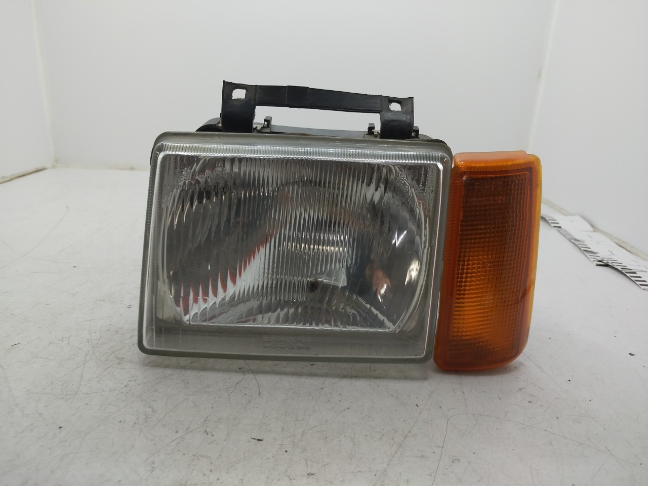 Farol/ Otica Dianteiro ESQ OPEL CORSA A TR  de 1982 a 1993
