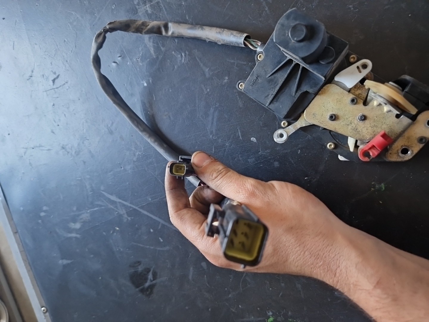 Fecho da Porta Frente Esq MG MG ZR | 01 - 05 Imagem-1