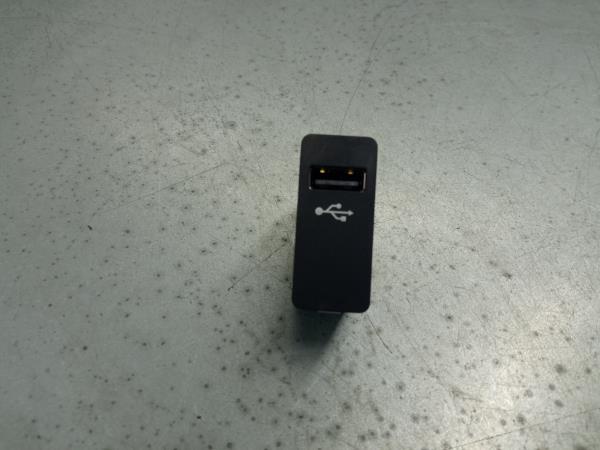 USB/AUX Module BMW X1 (F48) | 14 - 