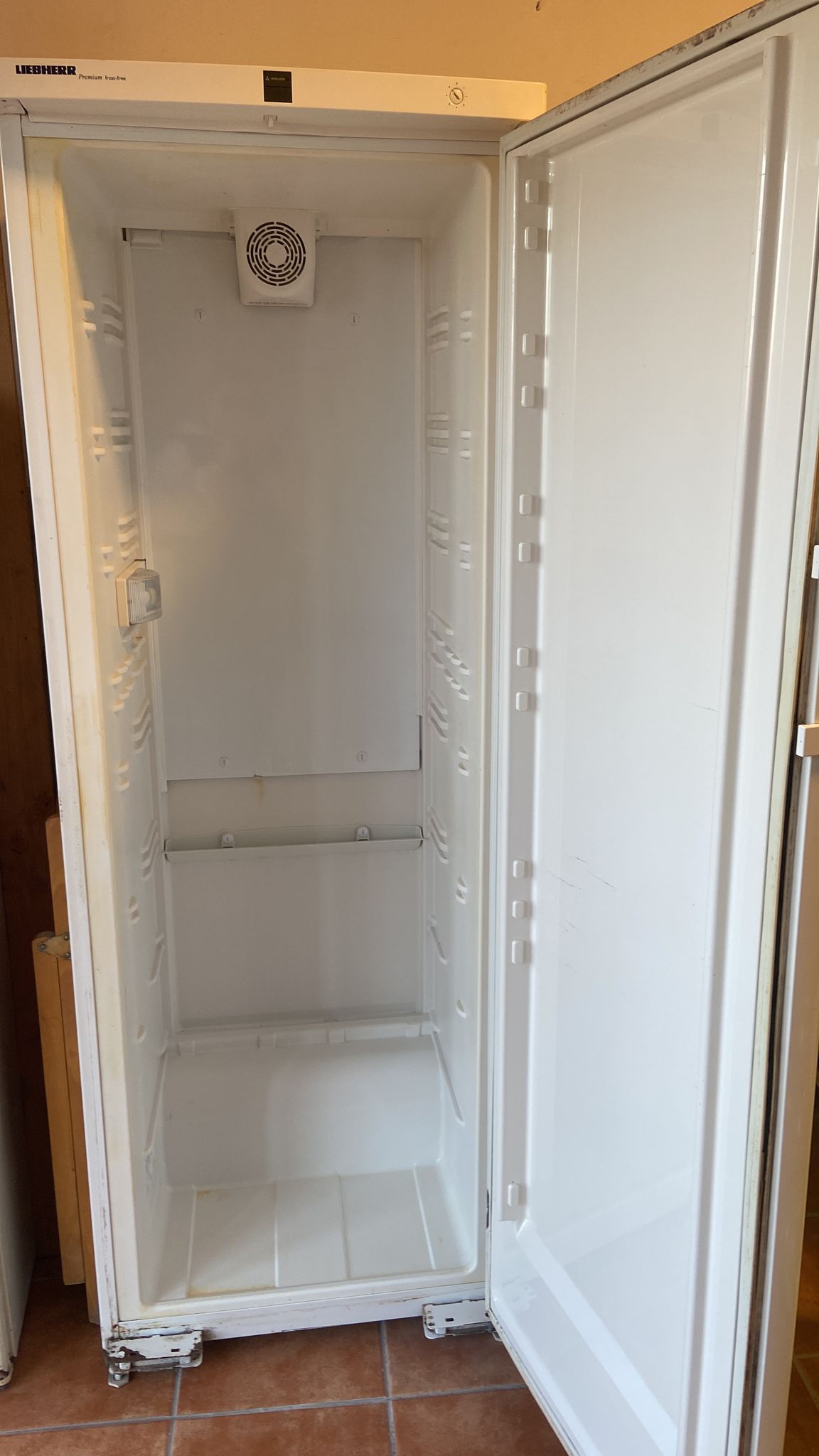 Vaciado de pisos en les Planes d'Hostoles Biotrauma Barcelona Empresa de recogida y reciclaje de muebles viejos en les Planes d'Hostoles - ¡Haz espacio en tu hogar de forma sostenible!