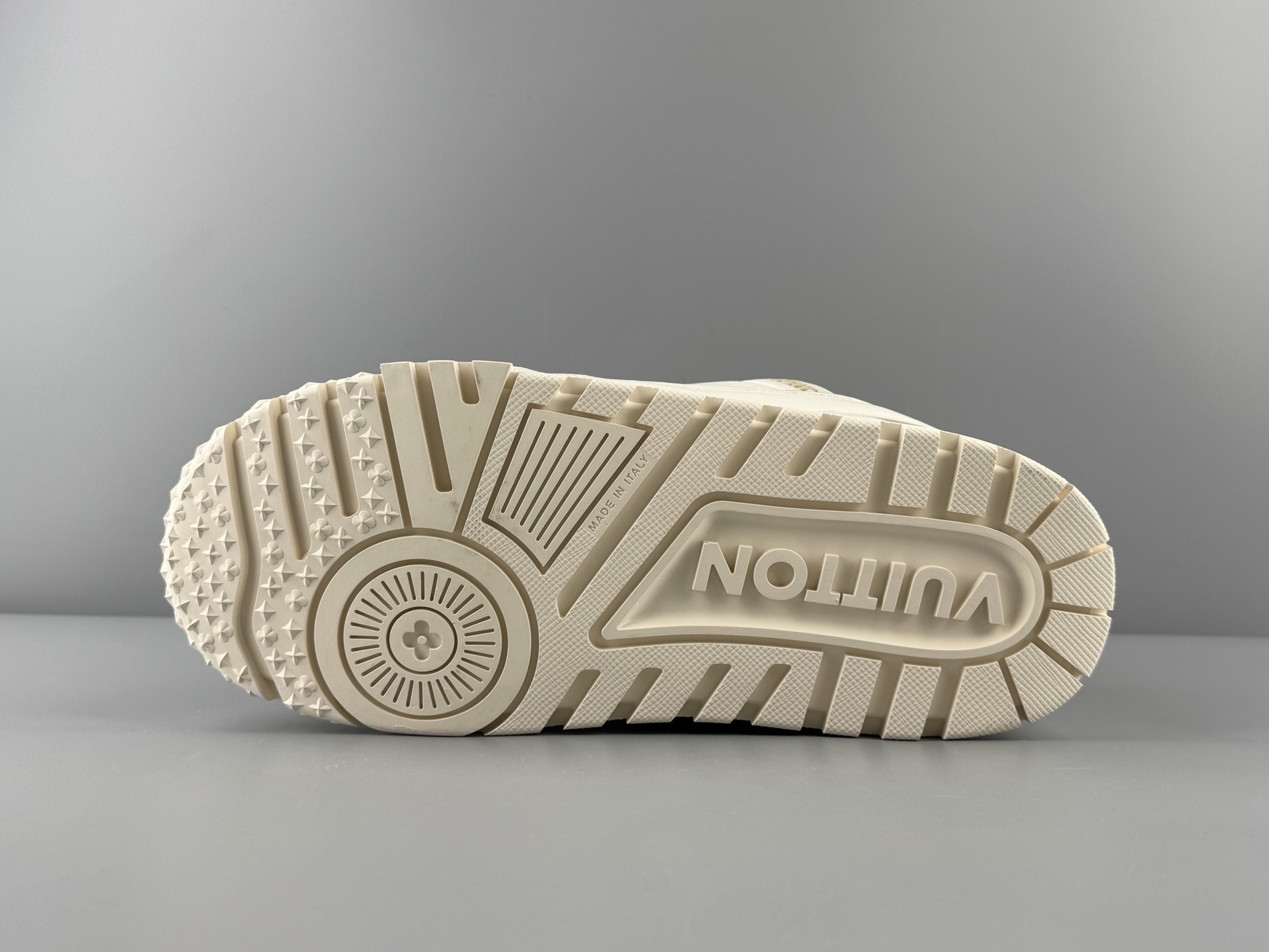 Maxi Puff on the market! You can freely compare it with the authentic one! Louis Vuitton Maxi Puff Sneakers π made with imported original factory leather. - Image 4