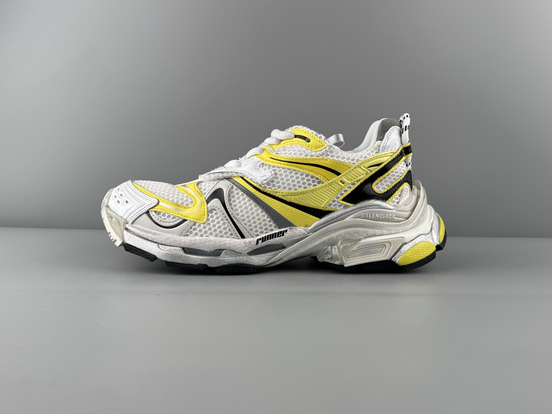 Balenciaga Runner 2.0 Lightweight mesh upper for enhanced breathability and comfort.