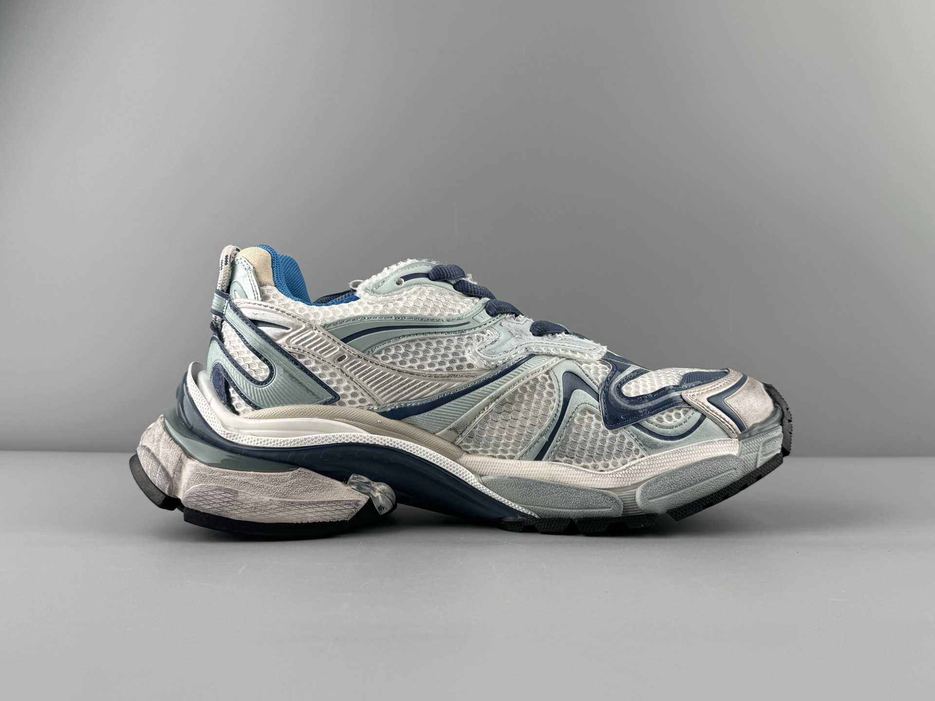 Balenciaga Runner 2.0 Lightweight mesh upper for enhanced breathability and comfort.