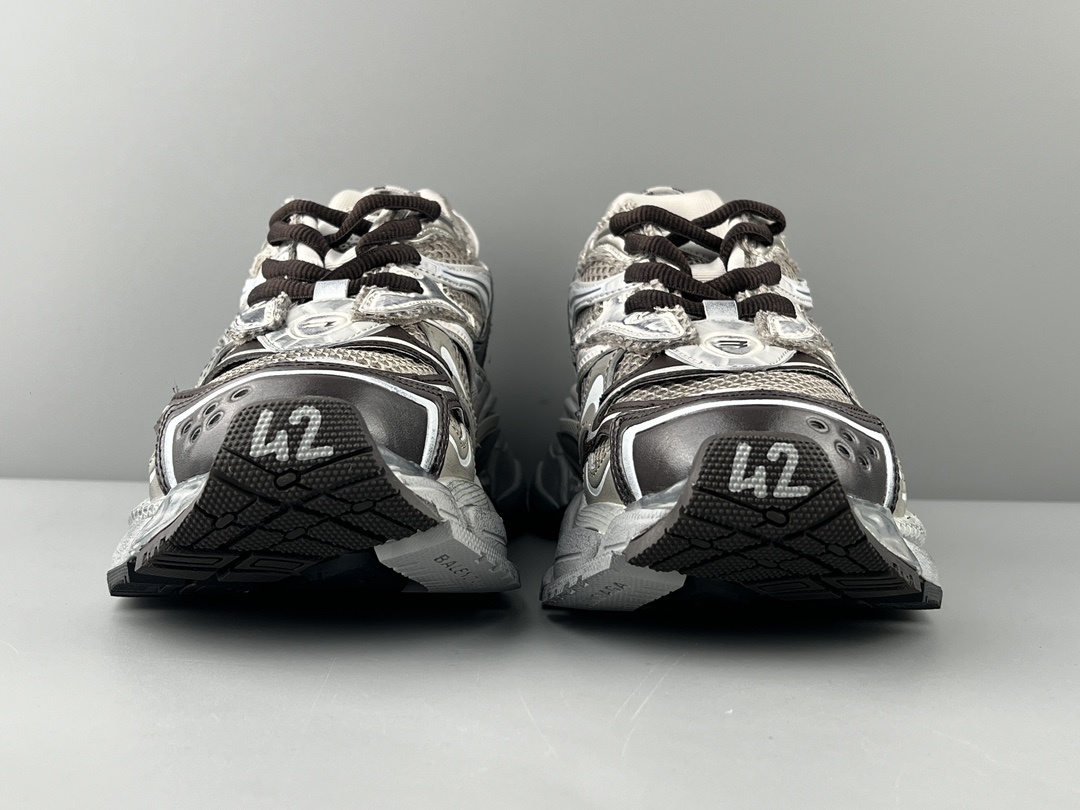 Balenciaga Runner 2.0 Lightweight mesh upper for enhanced breathability and comfort. - Image 3