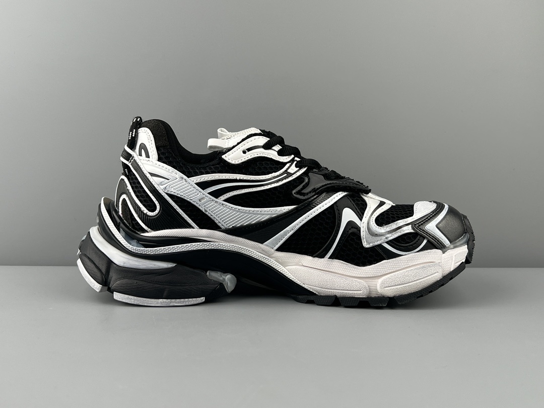 Balenciaga Runner 2.0 Lightweight mesh upper for improved comfort and breathability. - Image 4