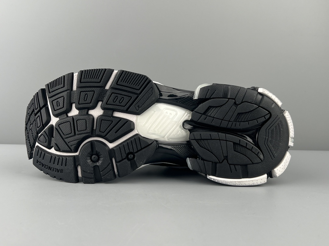 Balenciaga Runner 2.0 Lightweight mesh upper for improved comfort and breathability. - Image 7