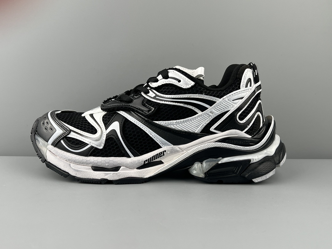 Balenciaga Runner 2.0 Lightweight mesh upper for improved comfort and breathability.