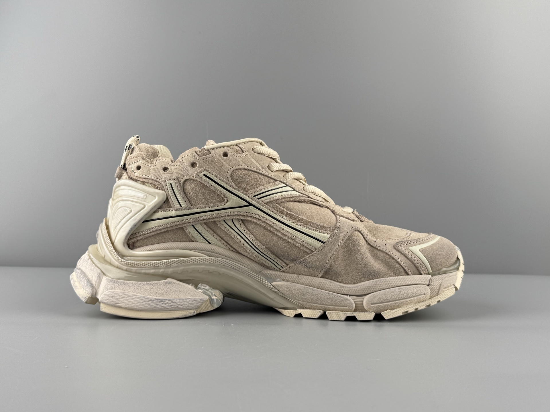 Balenciaga Runner — Classic “Dad Shoes” Lightweight mesh upper for enhanced breathability and comfort.