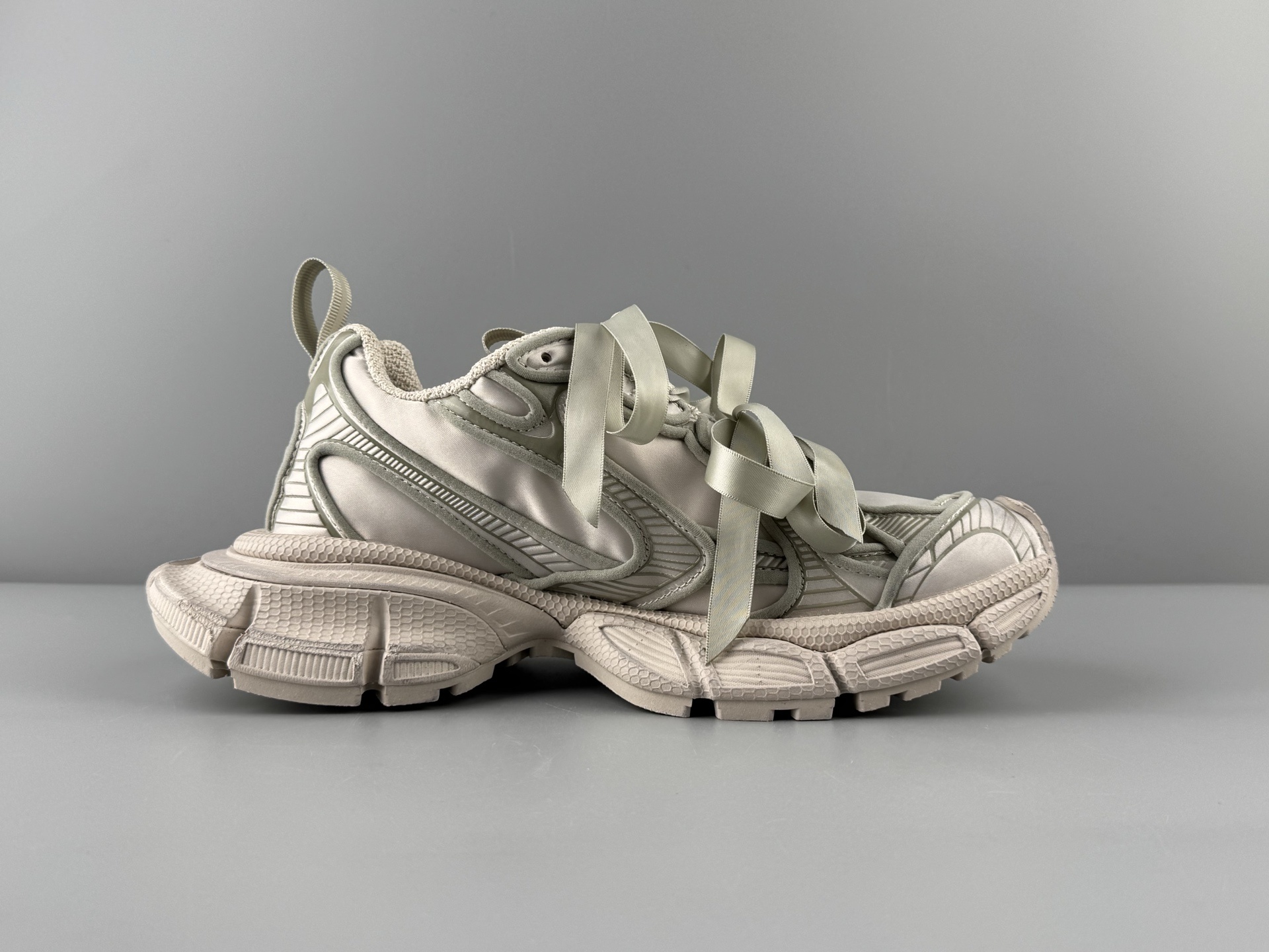 Balenciaga 3XL Sneaker โ Paris Fashion House 3XL โDad Shoesโ with satin bow ๐, Light Gray Colorway.