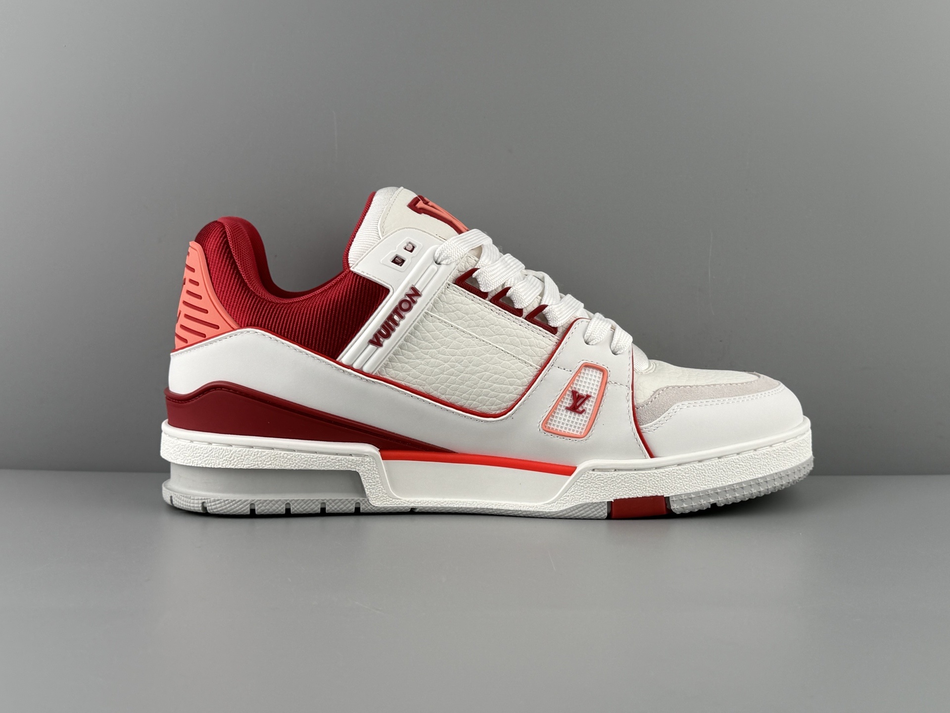 LV Trainer 25FW β White & Blue Colorway, 2025 Latest Version Brand-new embossing and semi-insert midsole. Crafted with premium materials and exclusive custom TPU molding.