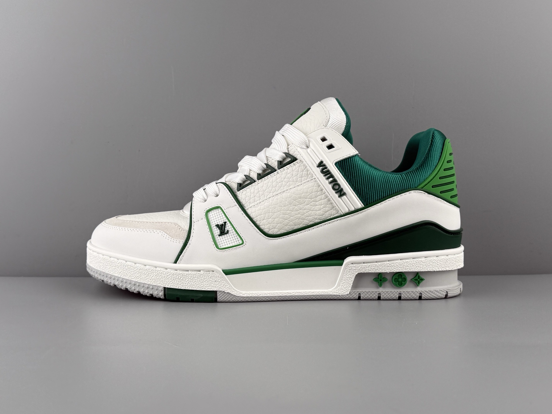 LV Trainer 25FW β White & Green Colorway, 2025 Latest Version Brand-new embossing and semi-insert midsole. Crafted with top-quality materials and exclusive custom TPU molding.