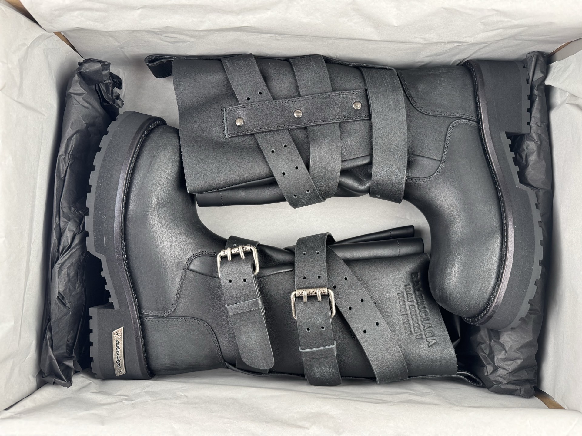 Balenciaga Venom High Boots Material: premium calfskin leather Style: Round toe, buckle design, high-top boots (unisex) Color: Black Details: custom independent sole mold, original hardware buckle accessories, top-quality imported leather