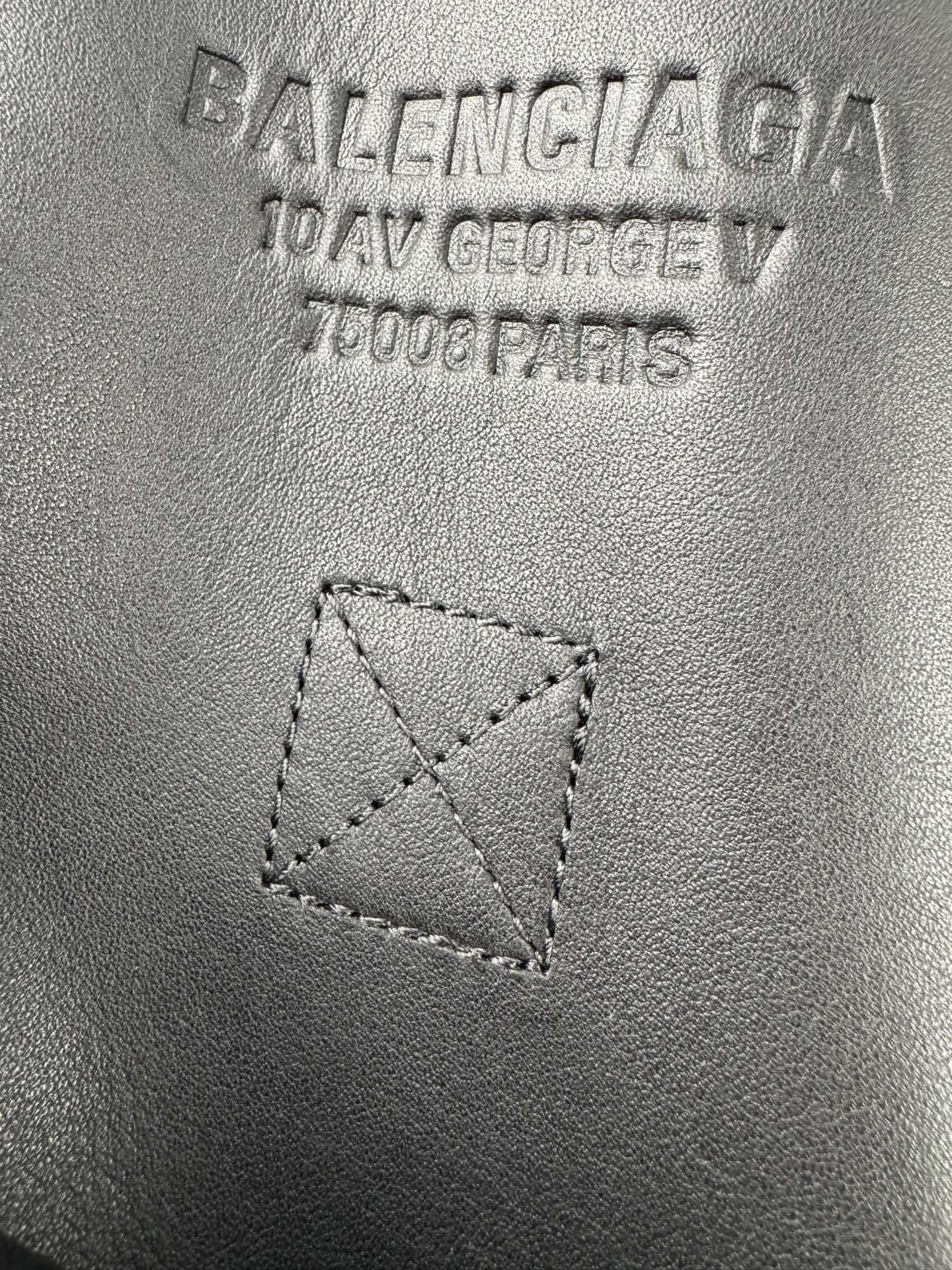 Balenciaga Venom High Boots Material: premium calfskin leather Style: Round toe, buckle design, high-top boots (unisex) Color: Black Details: custom independent sole mold, original hardware buckle accessories, top-quality imported leather - Image 9