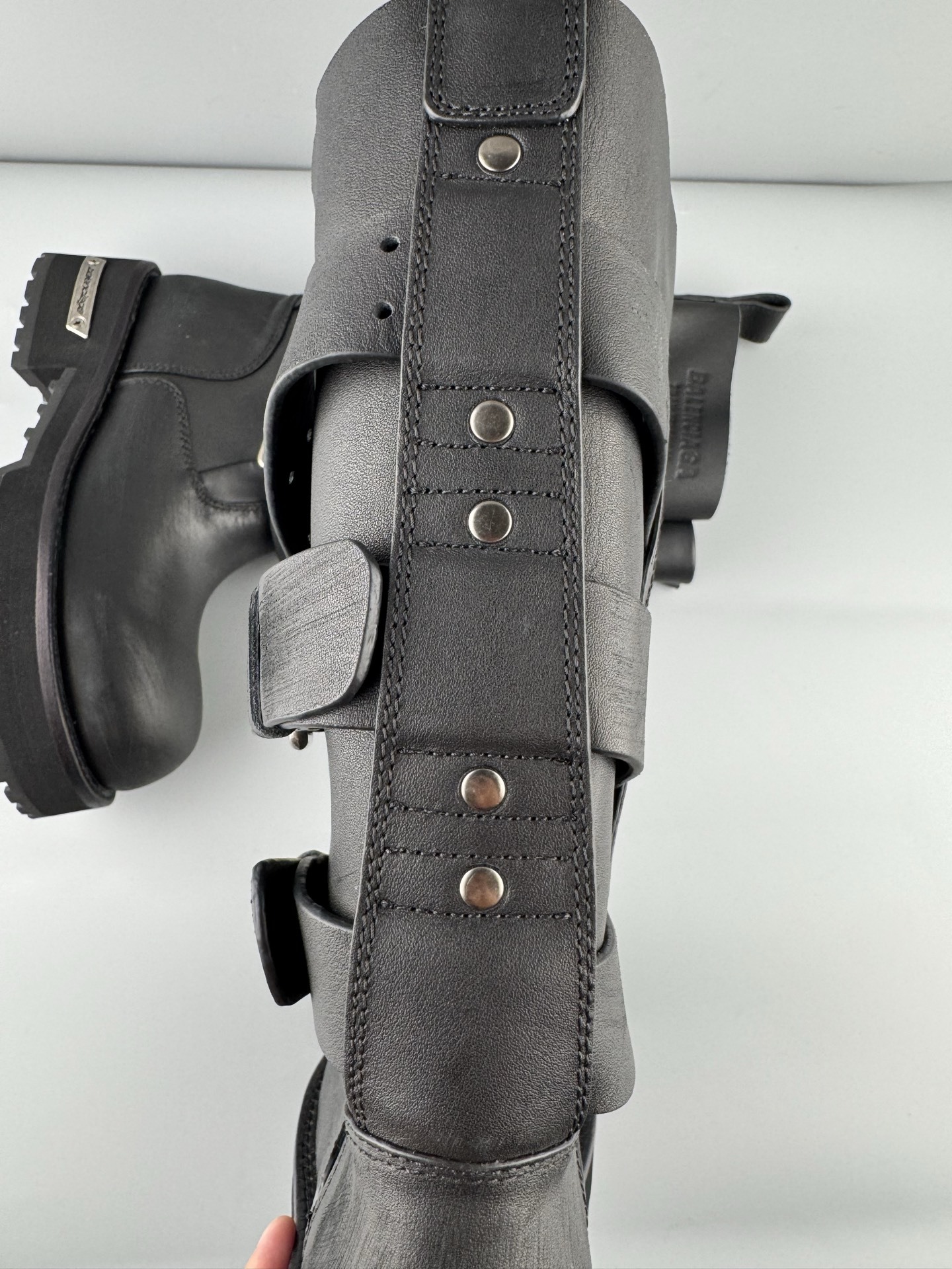 Balenciaga Venom High Boots Material: premium calfskin leather Style: Round toe, buckle design, high-top boots (unisex) Color: Black Details: custom independent sole mold, original hardware buckle accessories, top-quality imported leather - Image 13
