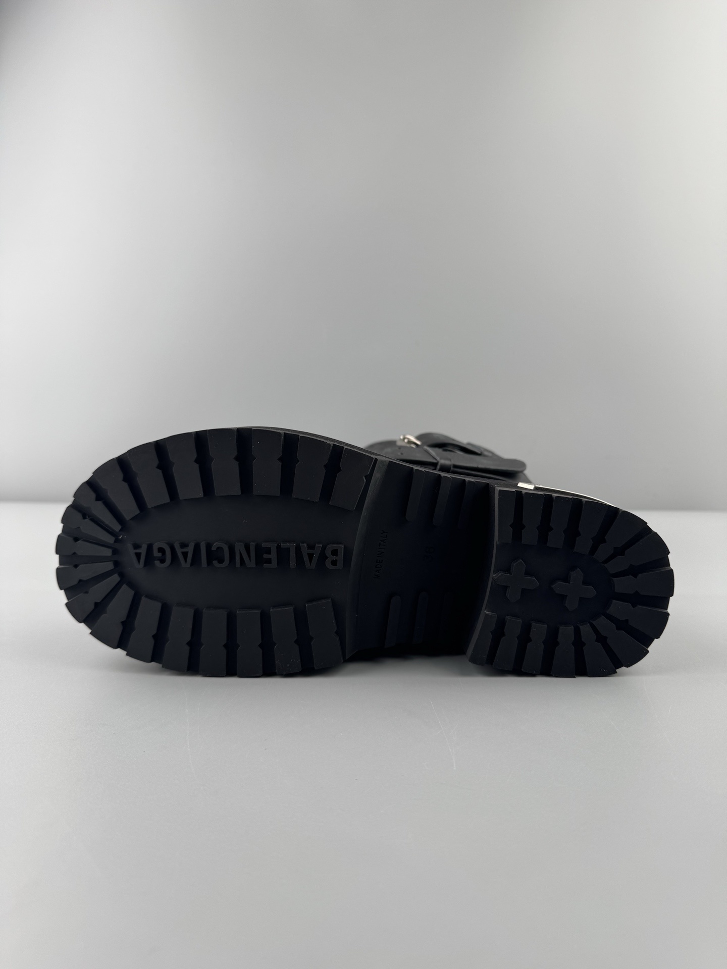 Balenciaga Venom High Boots Material: premium calfskin leather Style: Round toe, buckle design, high-top boots (unisex) Color: Black Details: custom independent sole mold, original hardware buckle accessories, top-quality imported leather - Image 19