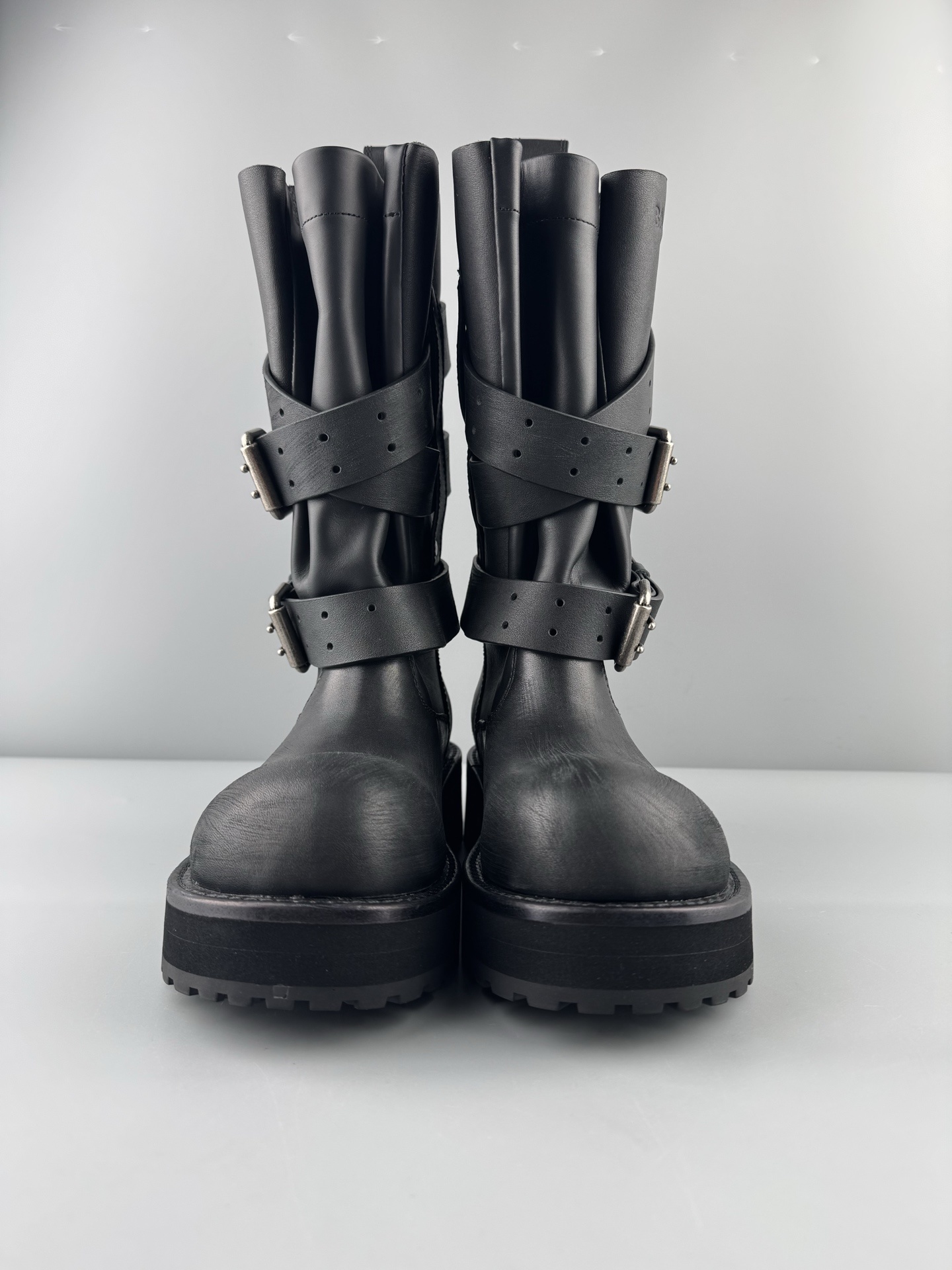 Balenciaga Venom High Boots Material: premium calfskin leather Style: Round toe, buckle design, high-top boots (unisex) Color: Black Details: custom independent sole mold, original hardware buckle accessories, top-quality imported leather - Image 23