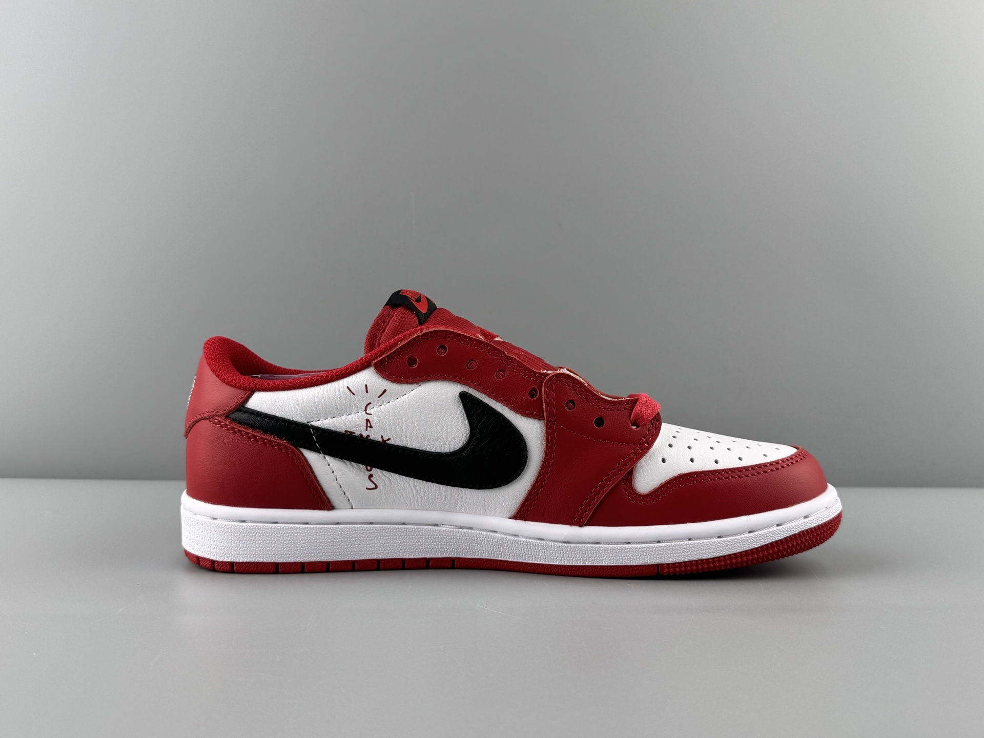 Travis Scott x Air Jordan 1 Low OG “Reverse Swoosh Chicago