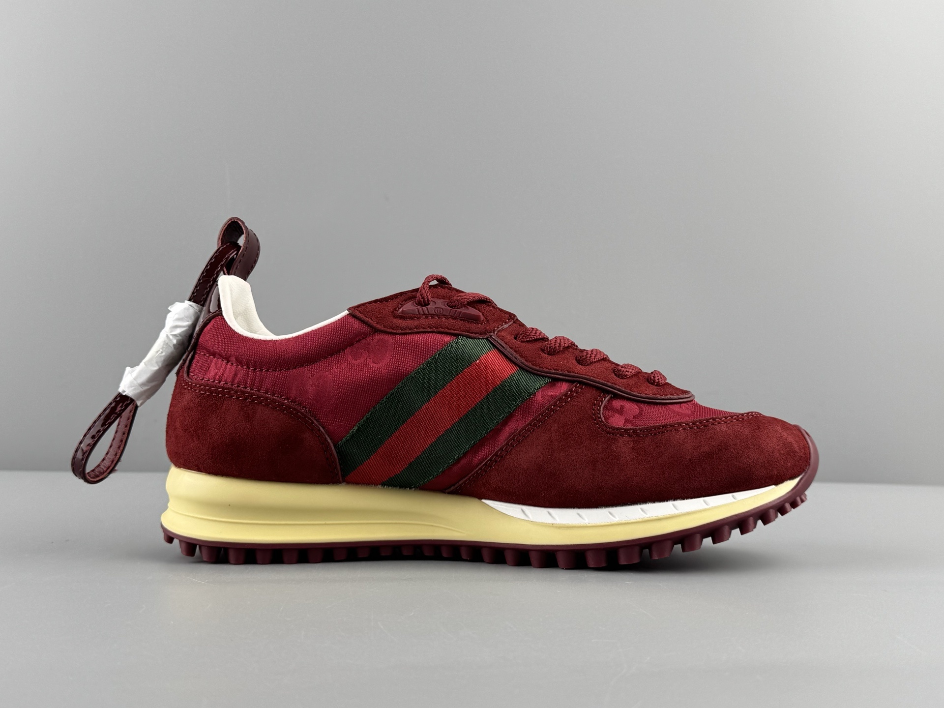 GUCCI Re-Motion Style: Round-toe, lace-up, low-top casual sneakers Design: Unisex (couple’s style)