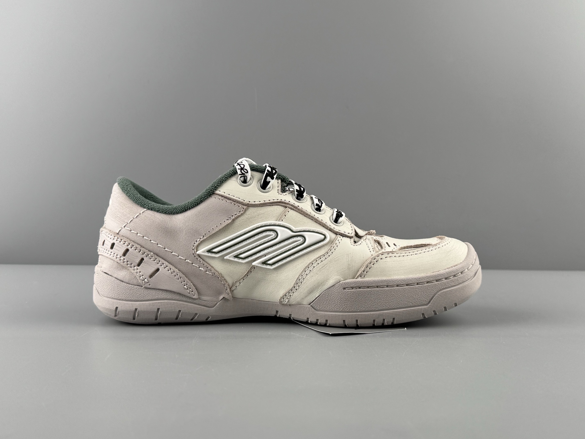 Balenciaga HAMPTONS WORN-OUT Sneaker Design: Round-toe, lace-up, low-top casual style Unisex model