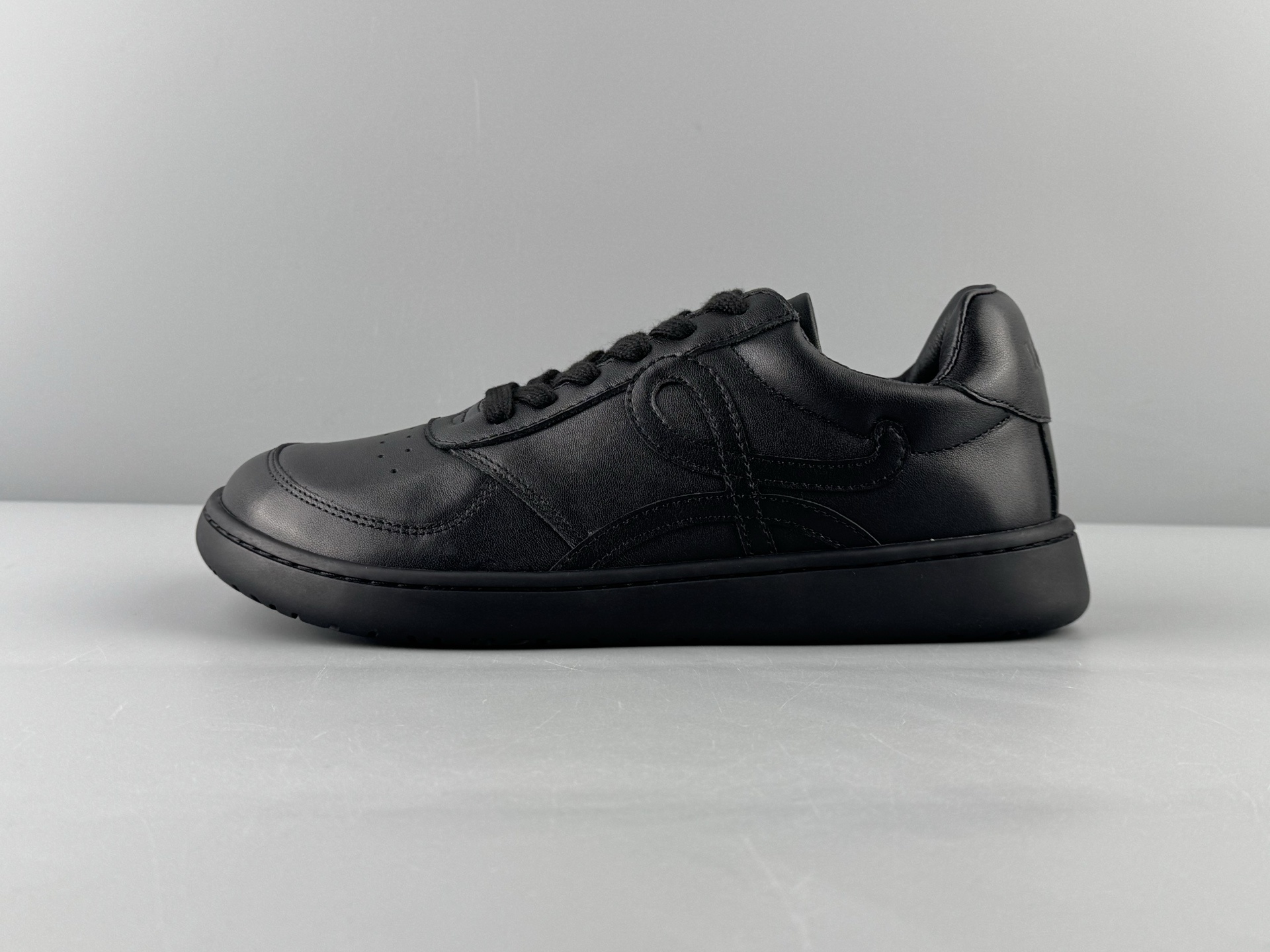 LOEWE Jambo Low-Top Sneakers Material: Premium cow leather Style: Flat, lace-up, low-top casual sneaker