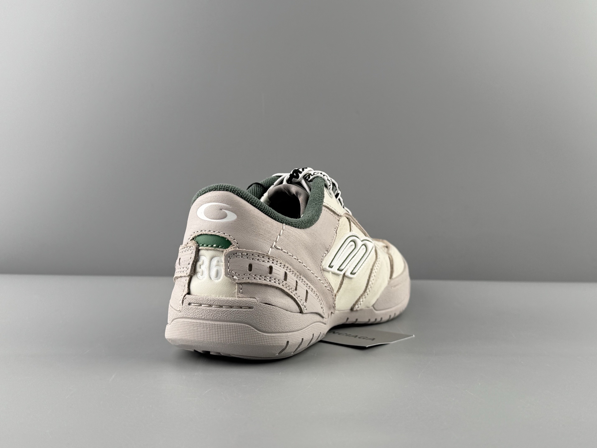 Balenciaga HAMPTONS WORN-OUT Sneaker Design: Round-toe, lace-up, low-top casual style Unisex model - Image 2