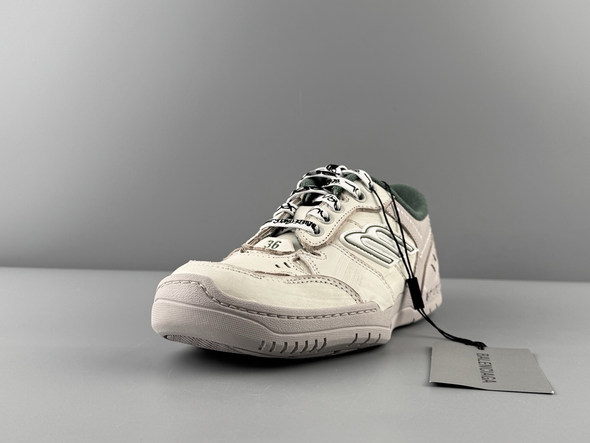 Balenciaga HAMPTONS WORN-OUT Sneaker Design: Round-toe, lace-up, low-top casual style Unisex model - Image 3