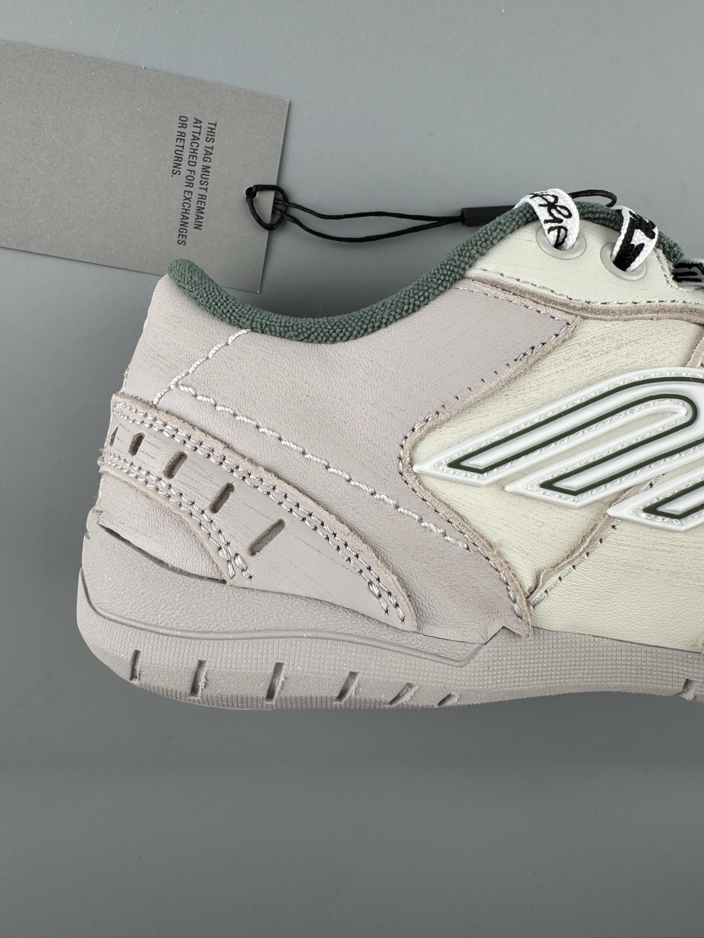 Balenciaga HAMPTONS WORN-OUT Sneaker Design: Round-toe, lace-up, low-top casual style Unisex model - Image 4