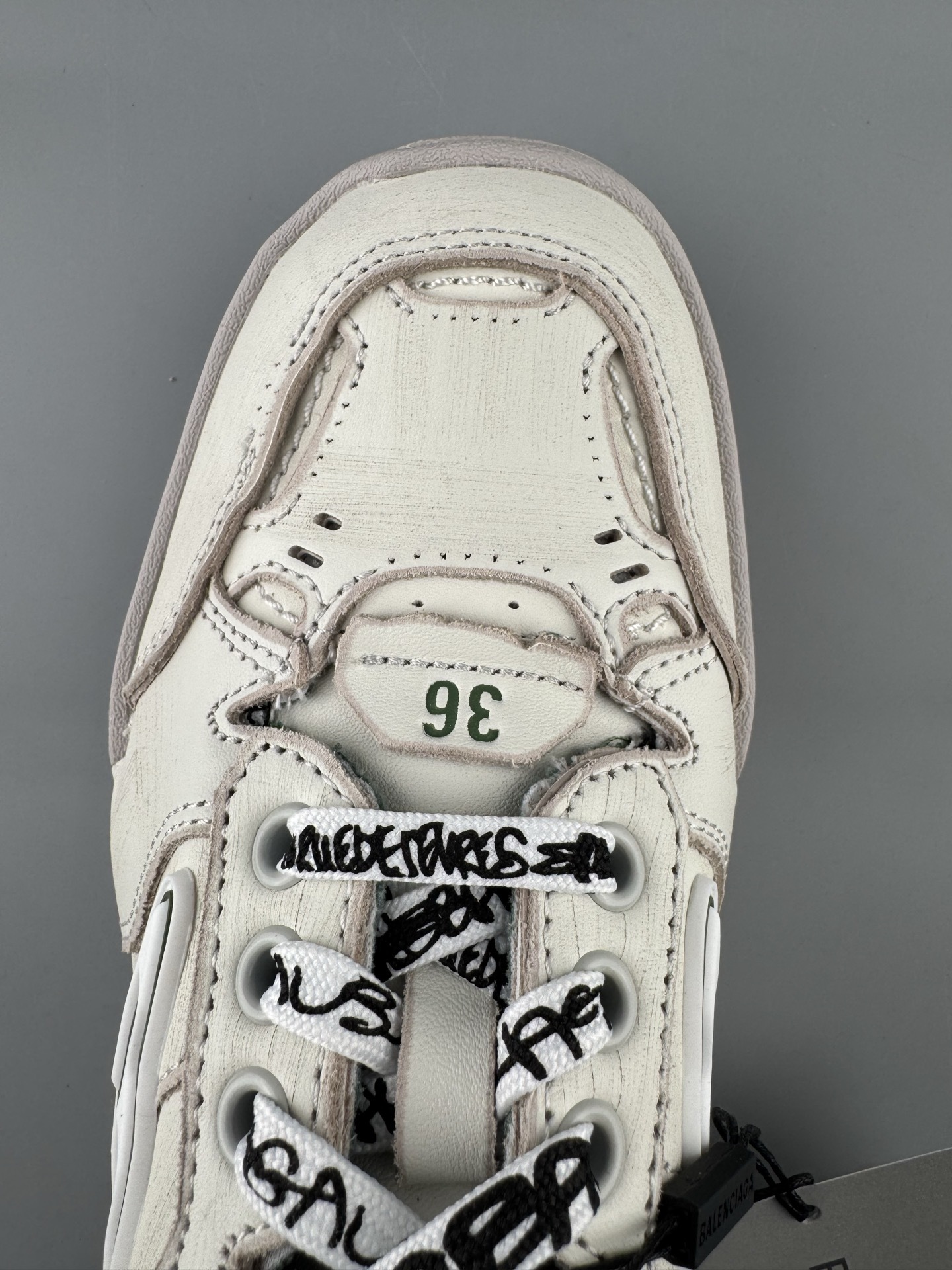 Balenciaga HAMPTONS WORN-OUT Sneaker Design: Round-toe, lace-up, low-top casual style Unisex model - Image 5