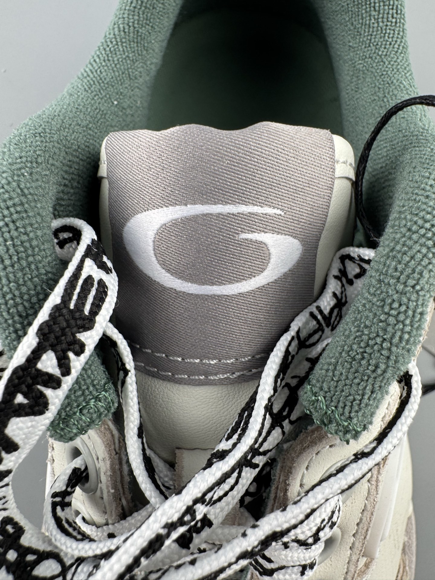 Balenciaga HAMPTONS WORN-OUT Sneaker Design: Round-toe, lace-up, low-top casual style Unisex model - Image 6