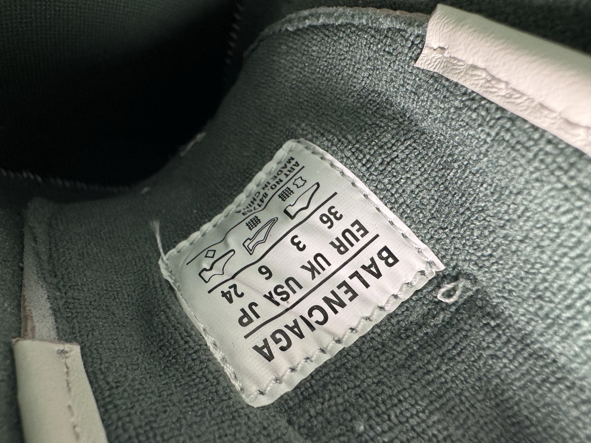 Balenciaga HAMPTONS WORN-OUT Sneaker Design: Round-toe, lace-up, low-top casual style Unisex model - Image 8