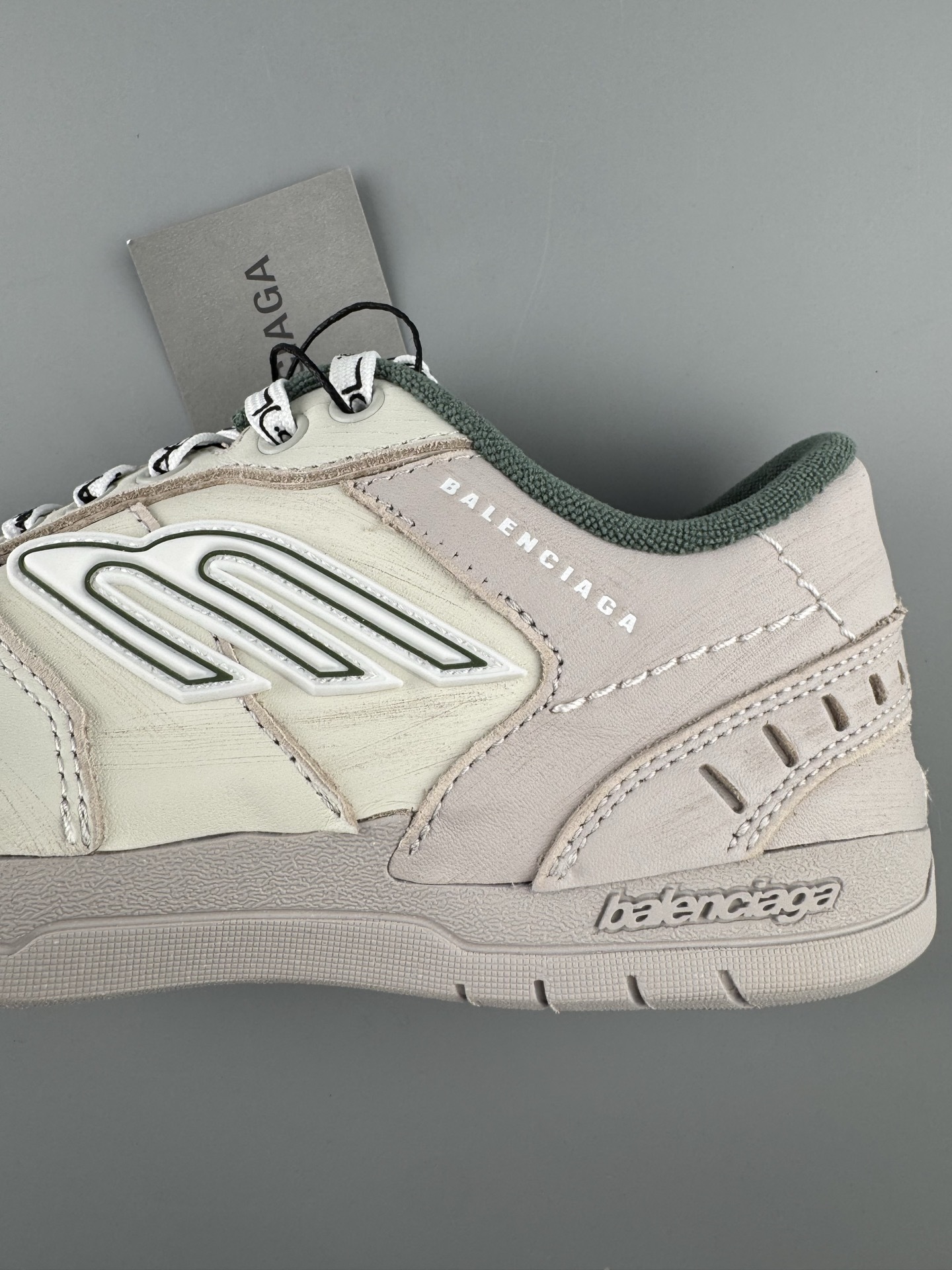 Balenciaga HAMPTONS WORN-OUT Sneaker Design: Round-toe, lace-up, low-top casual style Unisex model - Image 9