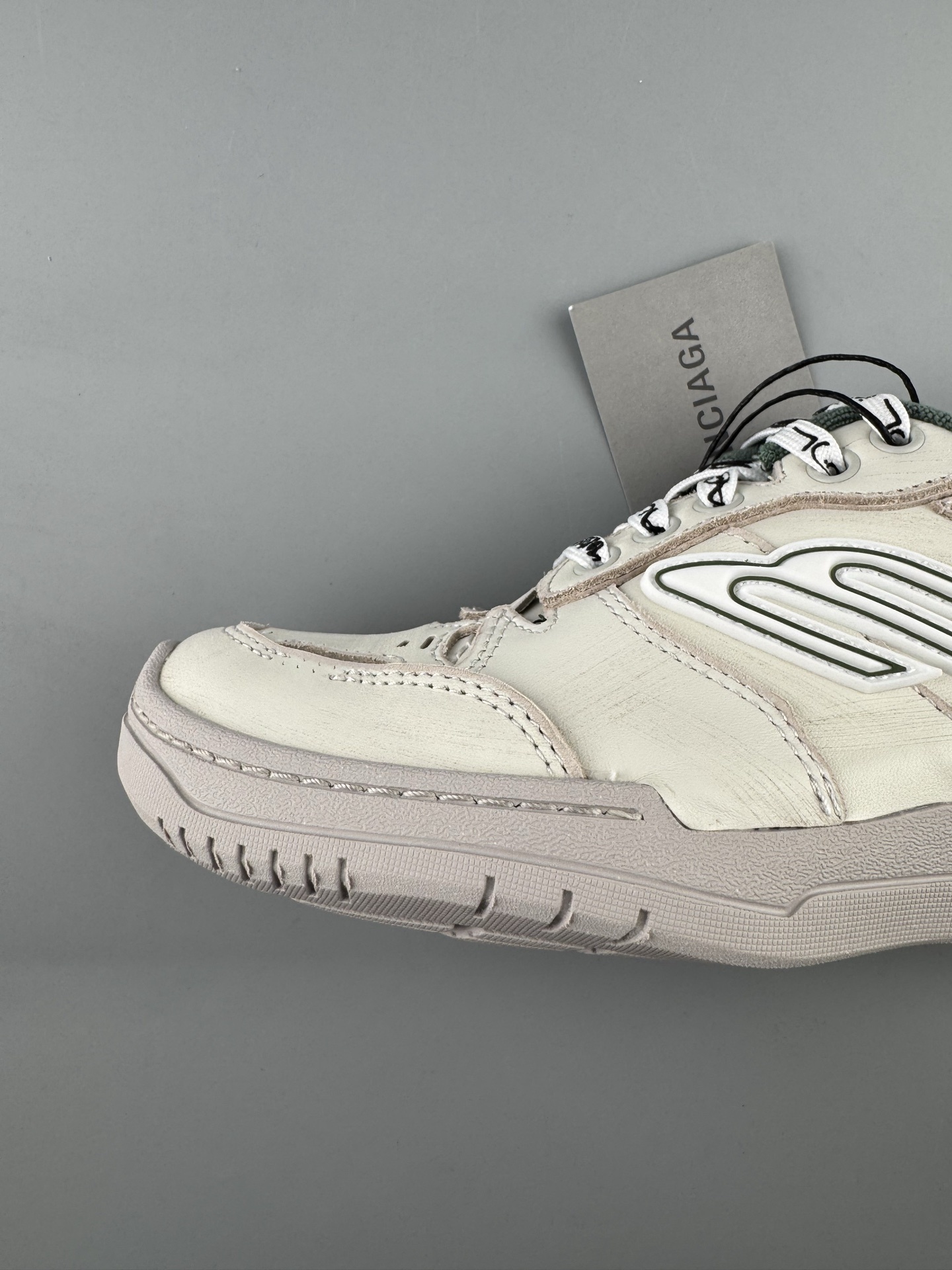 Balenciaga HAMPTONS WORN-OUT Sneaker Design: Round-toe, lace-up, low-top casual style Unisex model - Image 11